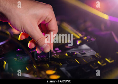 Detail des dj's Hände auf Konsole Stockfoto
