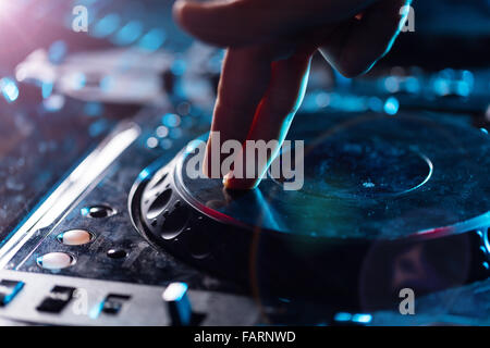 Detail des dj's Hände auf Konsole Stockfoto