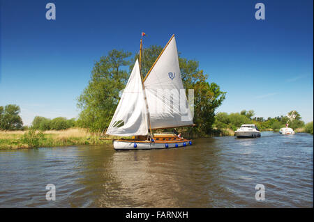 Schönen sonnigen Tag auf dem Fluss Ant wie Hill in Norfolk, als Entscheidungsträger Segeln auf einem Broads Cruiser genießen Urlaub Stockfoto