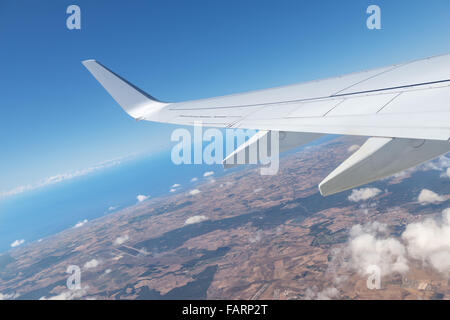 Flügel eines Flugzeugs am Himmel Wolken. Stockfoto