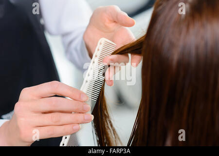 Kunden Haar akkurat gekämmt wird. Stockfoto