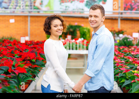 Paar halten die Hände in das Gewächshaus. Stockfoto