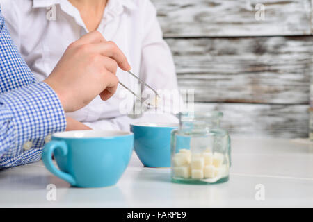 Glückliche Freunde sitzen im café Stockfoto