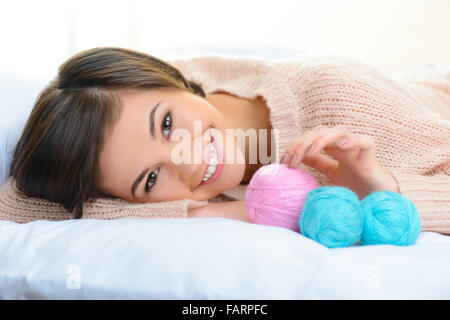 Lächelndes Mädchen mit Wolle Garn zum stricken. Stockfoto