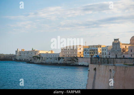 Ortigia Sizilien Hafen, Blick von der südöstlichen Spitze der Insel Ortigia, Sizilien, die das Meer an der Wand und das Castello Maniace in der Ferne. Stockfoto