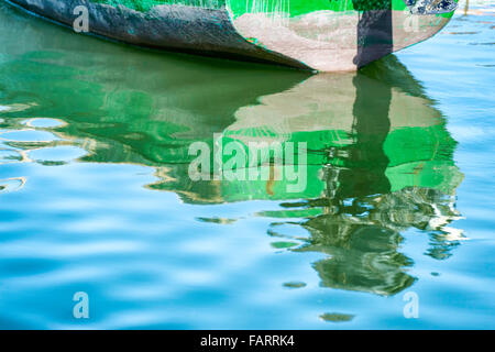 Boot mit Spiegelung im Wasser. Stockfoto