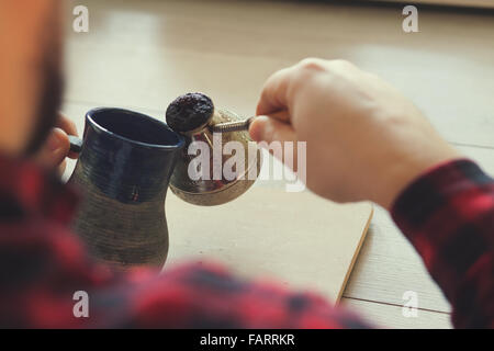 Eine hausgemachte natürliche Kaffeezubereitung Stockfoto