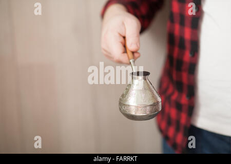 Mann hält einen Cezve mit hausgemachter Kaffee Stockfoto