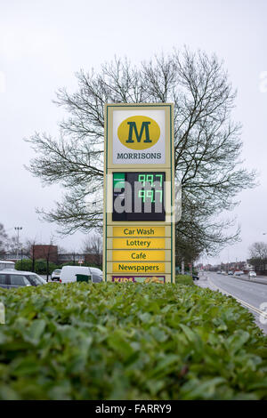 Mansfield, Nottinghamshire, UK. 4. Januar, schneiden 2016.Supermarkets Dieselpreis für unter £1 pro Liter. Alle vier führenden Supermärkte in der Stadt von Mansfield Nottinghamshire verkaufen unter £1 pro Liter Kraftstoff. Bildnachweis: Ian Francis/Alamy Live-Nachrichten Stockfoto