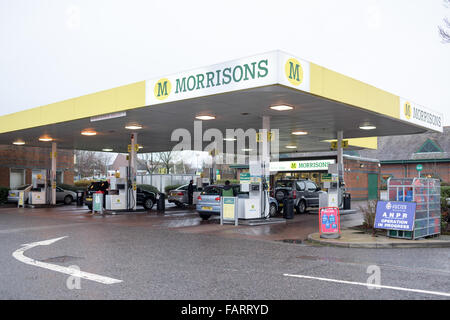 Mansfield, Nottinghamshire, UK. 4. Januar, schneiden 2016.Supermarkets Dieselpreis für unter £1 pro Liter. Alle vier führenden Supermärkte in der Stadt von Mansfield Nottinghamshire verkaufen unter £1 pro Liter Kraftstoff. Bildnachweis: Ian Francis/Alamy Live-Nachrichten Stockfoto