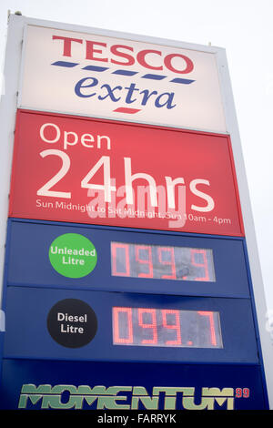 Mansfield, Nottinghamshire, UK. 4. Januar, schneiden 2016.Supermarkets Dieselpreis für unter £1 pro Liter. Alle vier führenden Supermärkte in der Stadt von Mansfield Nottinghamshire verkaufen unter £1 pro Liter Kraftstoff. Bildnachweis: Ian Francis/Alamy Live-Nachrichten Stockfoto