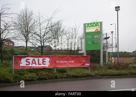 Mansfield, Nottinghamshire, UK. 4. Januar, schneiden 2016.Supermarkets Dieselpreis für unter £1 pro Liter. Alle vier führenden Supermärkte in der Stadt von Mansfield Nottinghamshire verkaufen unter £1 pro Liter Kraftstoff. Bildnachweis: Ian Francis/Alamy Live-Nachrichten Stockfoto