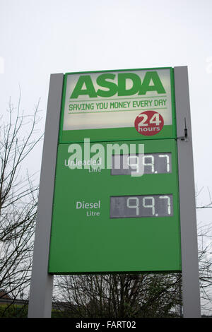 Mansfield, Nottinghamshire, UK. 4. Januar, schneiden 2016.Supermarkets Dieselpreis für unter £1 pro Liter. Alle vier führenden Supermärkte in der Stadt von Mansfield Nottinghamshire verkaufen unter £1 pro Liter Kraftstoff. Bildnachweis: Ian Francis/Alamy Live-Nachrichten Stockfoto