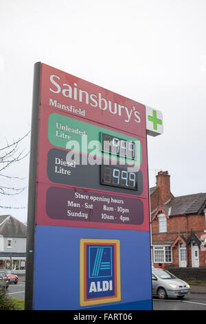 Mansfield, Nottinghamshire, UK. 4. Januar, schneiden 2016.Supermarkets Dieselpreis für unter £1 pro Liter. Alle vier führenden Supermärkte in der Stadt von Mansfield Nottinghamshire verkaufen unter £1 pro Liter Kraftstoff. Bildnachweis: Ian Francis/Alamy Live-Nachrichten Stockfoto