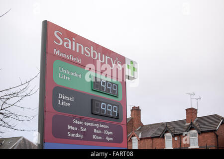 Mansfield, Nottinghamshire, UK. 4. Januar, schneiden 2016.Supermarkets Dieselpreis für unter £1 pro Liter. Alle vier führenden Supermärkte in der Stadt von Mansfield Nottinghamshire verkaufen unter £1 pro Liter Kraftstoff. Bildnachweis: Ian Francis/Alamy Live-Nachrichten Stockfoto