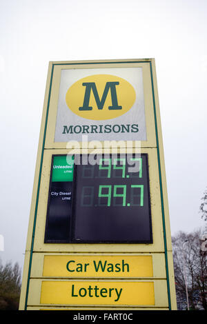 Mansfield, Nottinghamshire, UK. 4. Januar, schneiden 2016.Supermarkets Dieselpreis für unter £1 pro Liter. Alle vier führenden Supermärkte in der Stadt von Mansfield Nottinghamshire verkaufen unter £1 pro Liter Kraftstoff. Bildnachweis: Ian Francis/Alamy Live-Nachrichten Stockfoto