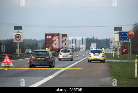 Flensburg, Deutschland. 4. Januar 2016. Dänische Polizisten patrouillieren der deutsch-dänischen Grenzübergang Ellund Autobahn 7 in der Nähe von Flensburg, Deutschland, 4. Januar 2016. Dänemark hat zufällig Passkontrollen an der deutschen Grenze, begrenzen die Zahl der Flüchtlinge vorübergehend wieder eingestellt. Foto: BENJAMIN NOLTE/Dpa/Alamy Live News Stockfoto