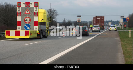 Flensburg, Deutschland. 4. Januar 2016. Dänische Polizisten patrouillieren der deutsch-dänischen Grenzübergang Ellund Autobahn 7 in der Nähe von Flensburg, Deutschland, 4. Januar 2016. Dänemark hat zufällig Passkontrollen an der deutschen Grenze, begrenzen die Zahl der Flüchtlinge vorübergehend wieder eingestellt. Foto: BENJAMIN NOLTE/Dpa/Alamy Live News Stockfoto