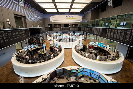 Frankfurt Am Main, Deutschland. 4. Januar 2015. Börsenmakler sitzen vor dem Monitor auf dem Boden der Deutschen Börse in Frankfurt Am Main, Deutschland, 4. Januar 2016. Nachdem China stellten den Handel, stürzte der deutsche Leitindex. Bildnachweis: Dpa picture Alliance/Alamy Live News Stockfoto