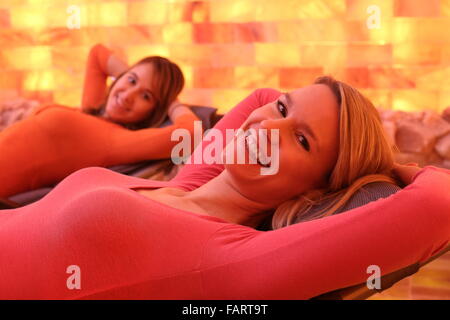 Zwei glückliche Frauen Entspannung in einem SPA-Salarium Stockfoto