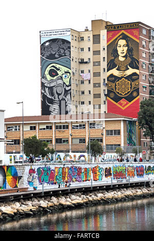 Malaga Spanisch Spanien Andalusien (Wandbild Gemälde D Gesicht (l) und gehorchen Shepard Fairey (R) Soho Künstlerviertel) Stockfoto