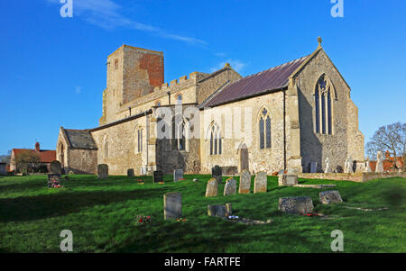 Ein Blick von der Pfarrei Allerheiligen-Kirche an der North Norfolk Küste Morston, Norfolk, England, Vereinigtes Königreich. Stockfoto