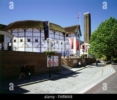 SHAKESPEARES GLOBE THEATRE, Bankside, London. Gesamtansicht des Theaters mit den Schornstein des Tate Modern darüber hinaus. Stockfoto