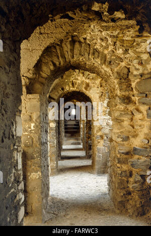 ROCHESTER CASTLE, Kent. Innenansicht. Die Fototapete Galerie rund um die obere Hälfte des großen Saales. Stockfoto