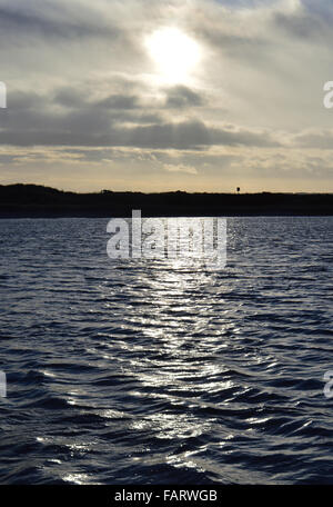 ABERDEEN, Schottland - 22. Dezember 2015: Wintersonne fällt an der Don-Mündung im Donmouth Naturreservat. Stockfoto