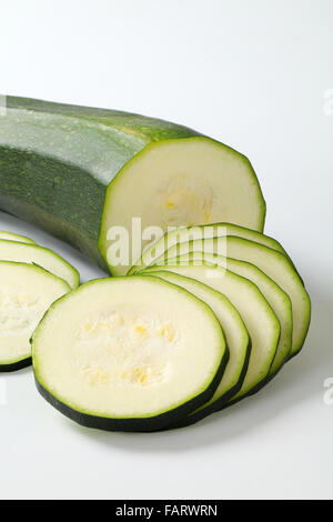 in Scheiben geschnittenen frischen Zucchini auf weißem Hintergrund Stockfoto