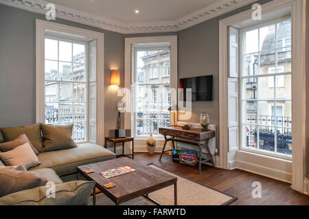 Edgar House, Bath. Vermietung Wohnungen in einem georgianischen Gebäude auf George Street, Bath. Wohnzimmer. Stockfoto