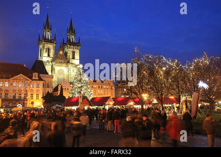 Der schöne, festliche, Weihnachtsmarkt auf dem Altstädter Ring in Prag, Tschechische Republik, Europa Stockfoto