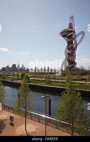 Die Arcelor Mittal Orbit über den Fluss aus gesehen Stockfoto