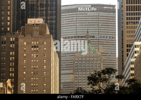 Das MetLife Building von Pietro Belluschi und Walter Gropius überragt der Vorkriegszeit Helmsley Building an der Park Avenue in Stockfoto