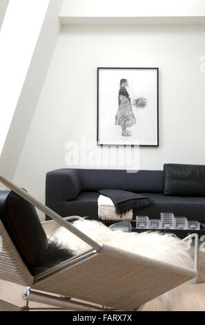 Kein Unsinn, moderne Wohnung in Kopenhagen weiße Wände und einen hölzernen Fußboden, die, den Kunst Stücke, und minimalistischen Stil A Sitzgelegenheiten Bereich A Stockfoto