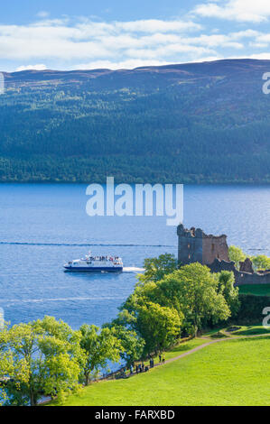 Loch Ness Cruise Boot vorbei in der Nähe von Urquhart Castle neben Loch Ness auf Strone Point Hochland von Schottland Großbritannien GB EU Europa Stockfoto