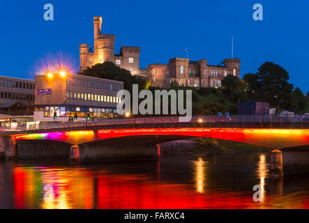 Inverness Castle beleuchtet in der Nacht von Huntly Street am Ufer des River Ness Hochland von Schottland EU UK GB Europe Stockfoto