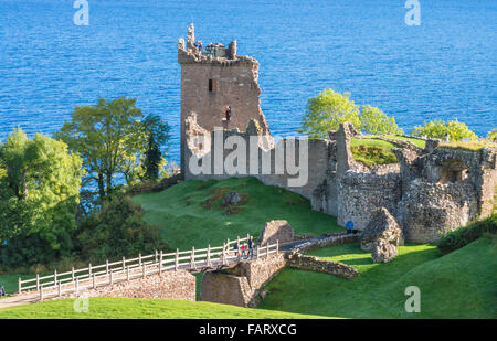 Urquhart Castle neben Loch Ness auf Strone Point in der Nähe von Drumnadrochit Dorf Highlands von Schottland Großbritannien GB EU Europa Stockfoto