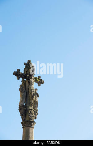 Kreuzigung Statue außerhalb St. John the Baptist Church, Cirencester, Gloucestershire, England Stockfoto