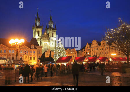 Der schöne, festliche, Weihnachtsmarkt auf dem Altstädter Ring in Prag, Tschechische Republik, Europa Stockfoto