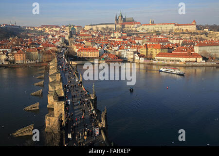 Karlsbrücke und die Burg, von der Spitze der Altstädter Brückenturm, in Prag, Tschechische Republik, Europa Stockfoto