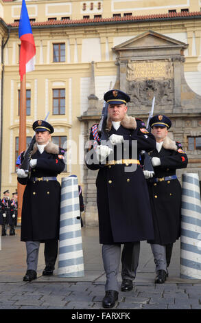 Das Ändern der Mittag Wachablösung am Eingang zur Prager Burg, im Winter, Tschechische Republik, Europa Stockfoto