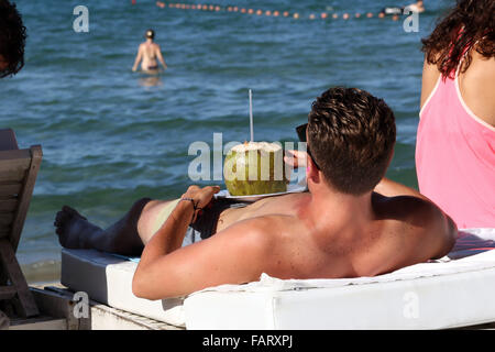 Kokos-cocktail am Strand Bett Sonnenliege Stockfoto