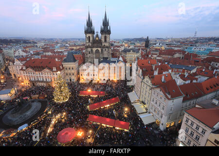 Der Weihnachtsmarkt auf dem Altstädter Ring in Prag, Tschechische Republik, Europa Stockfoto