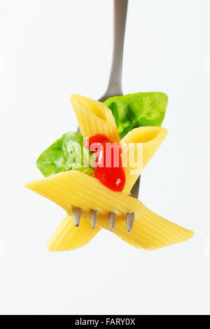Penne-Nudeln mit Tomatensauce auf Gabel Stockfoto
