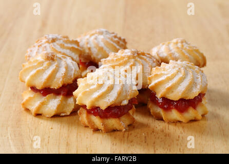 Spritz-Sandwich-Plätzchen mit Marmelade-Füllung Stockfoto