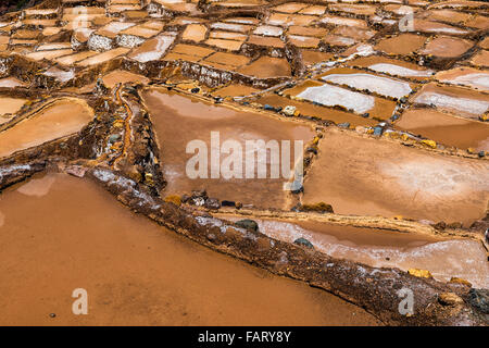 Blick auf den Maras Salzminen in der Nähe von Dorf Maras, Heiliges Tal, Peru Stockfoto