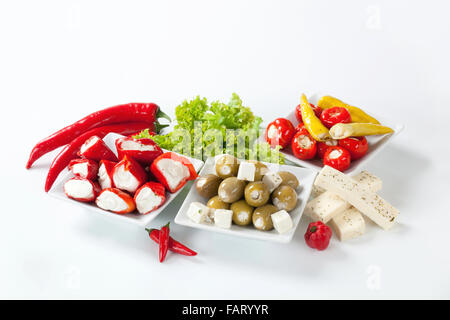 Mini-Paprika und grüne Oliven gefüllt mit Frischkäse Stockfoto