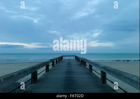 Holzsteg am leeren Strand, Sonnenaufgang, Normandie, Frankreich Stockfoto