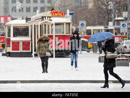 Prag, Tschechische Republik. 4. Januar 2016. Menschen Flanieren auf dem Wenzelsplatz, während der erste Schnee in diesem Winter im Zentrum von Prag, Tschechische Republik, auf Montag, 4. Januar 2016. Bildnachweis: Vit Simanek/CTK Foto/Alamy Live-Nachrichten Stockfoto